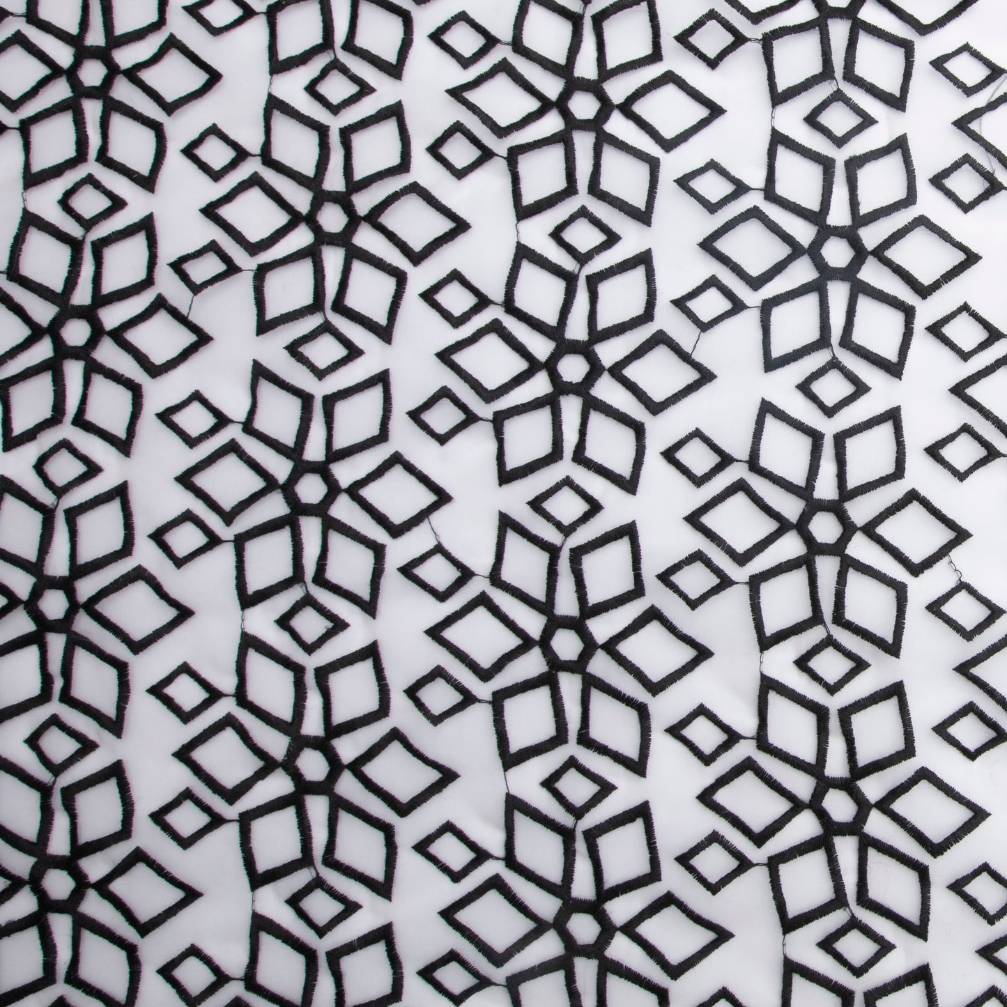 Bordado Geométrico Organdy Preto