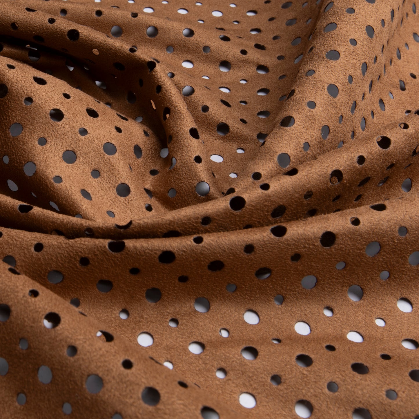 Suede Perfurado Caramelo