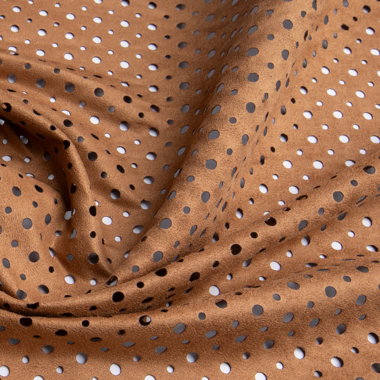 Suede Perfurado Caramelo