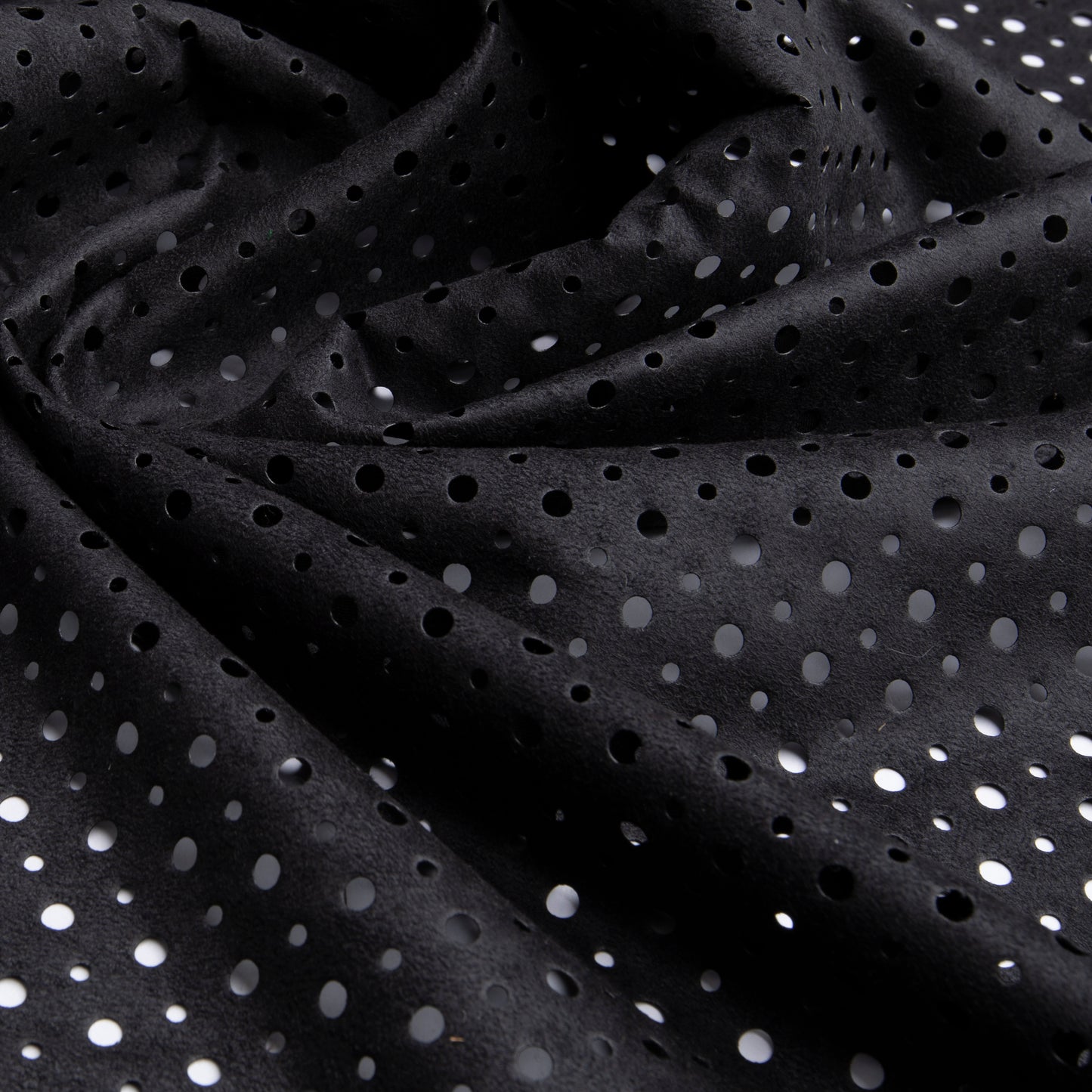 Suede Perfurado Preto